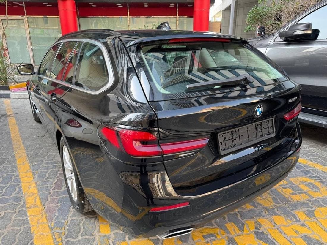2024 BMW 520i BUSINESS thumbnail 3