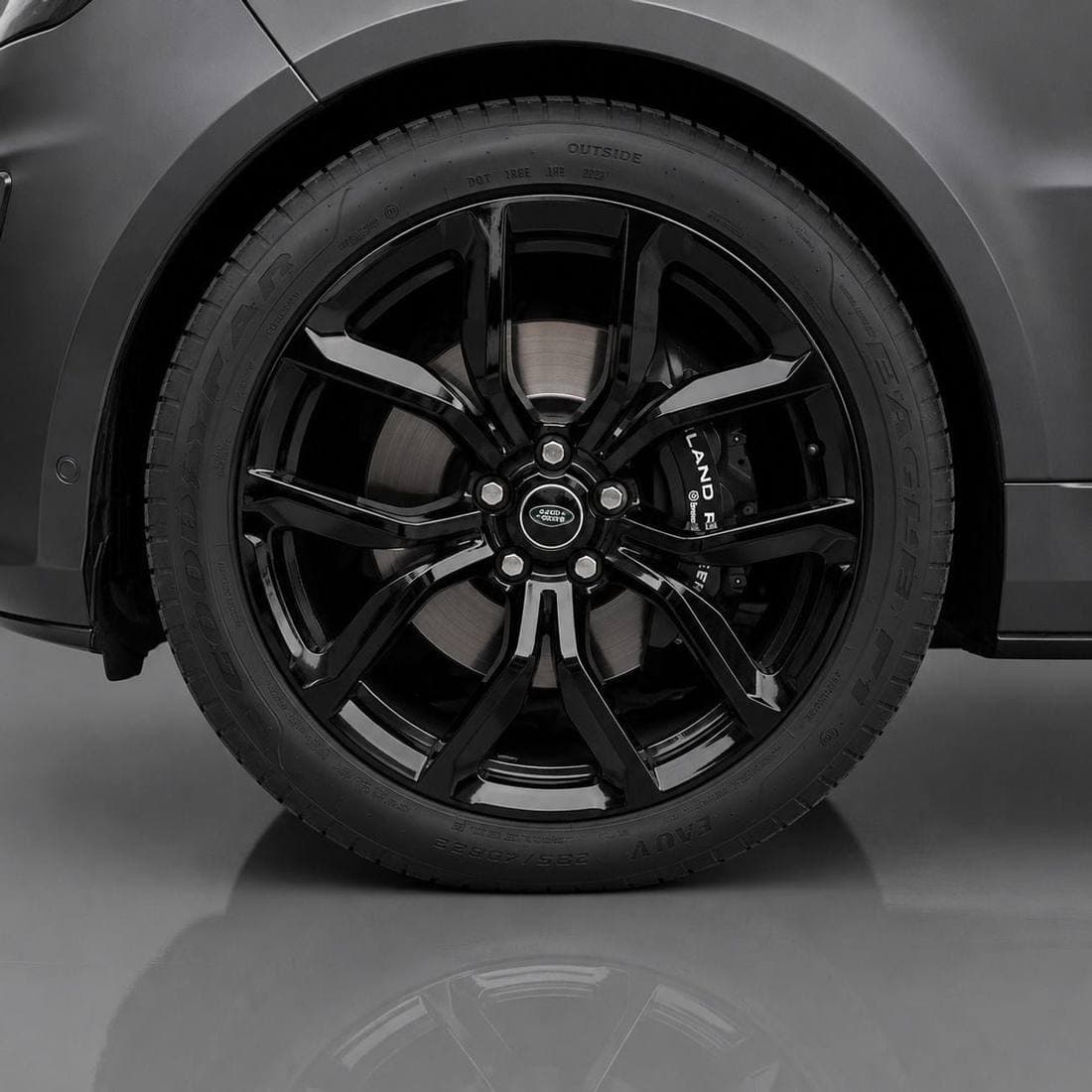 2022 Land Rover Range Rover Sport SVR thumbnail 6
