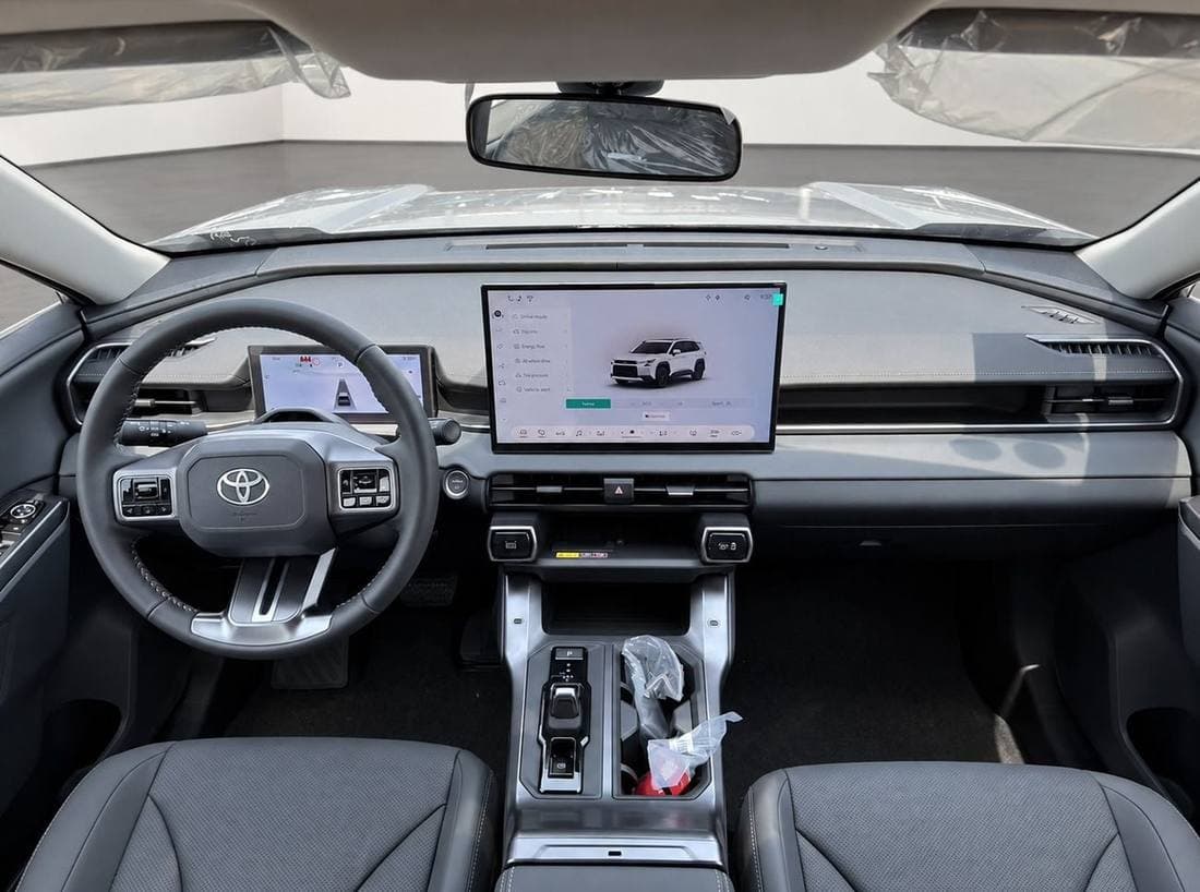 2026 Toyota RAV4 LUXURY HEV thumbnail 3