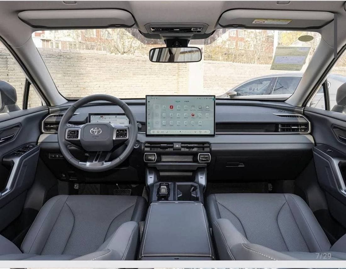 2026 Toyota RAV4 VXR HEV thumbnail 3