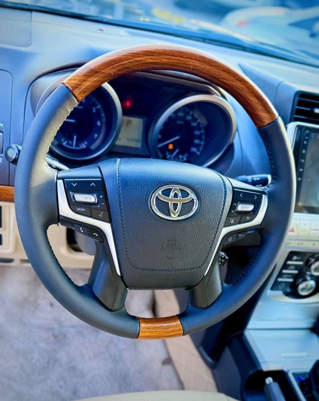 2016 Toyota Prado VXR thumbnail 8
