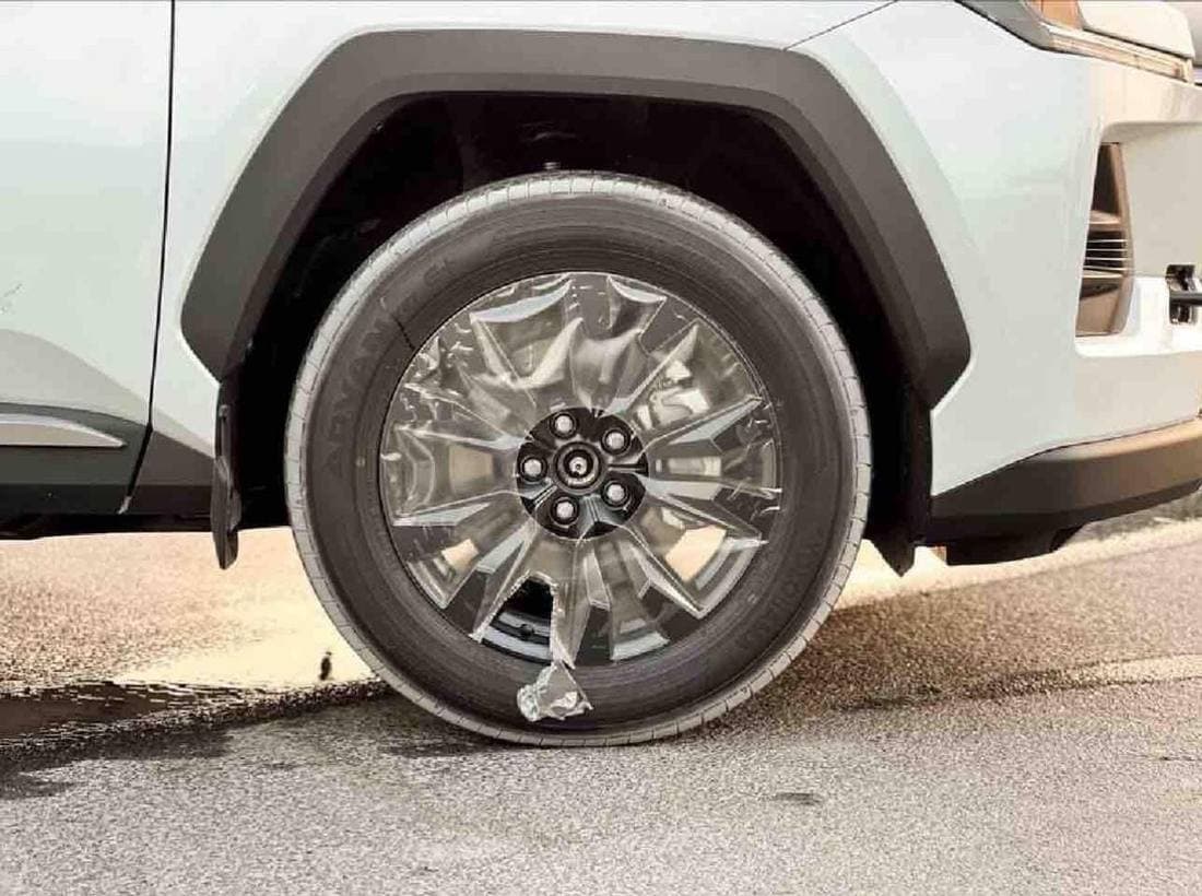 2026 Toyota RAV4 XLE HEV thumbnail 5