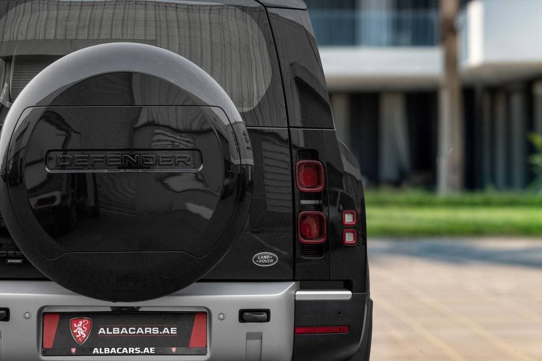2023 Land Rover Defender 130 SE P400 thumbnail 6