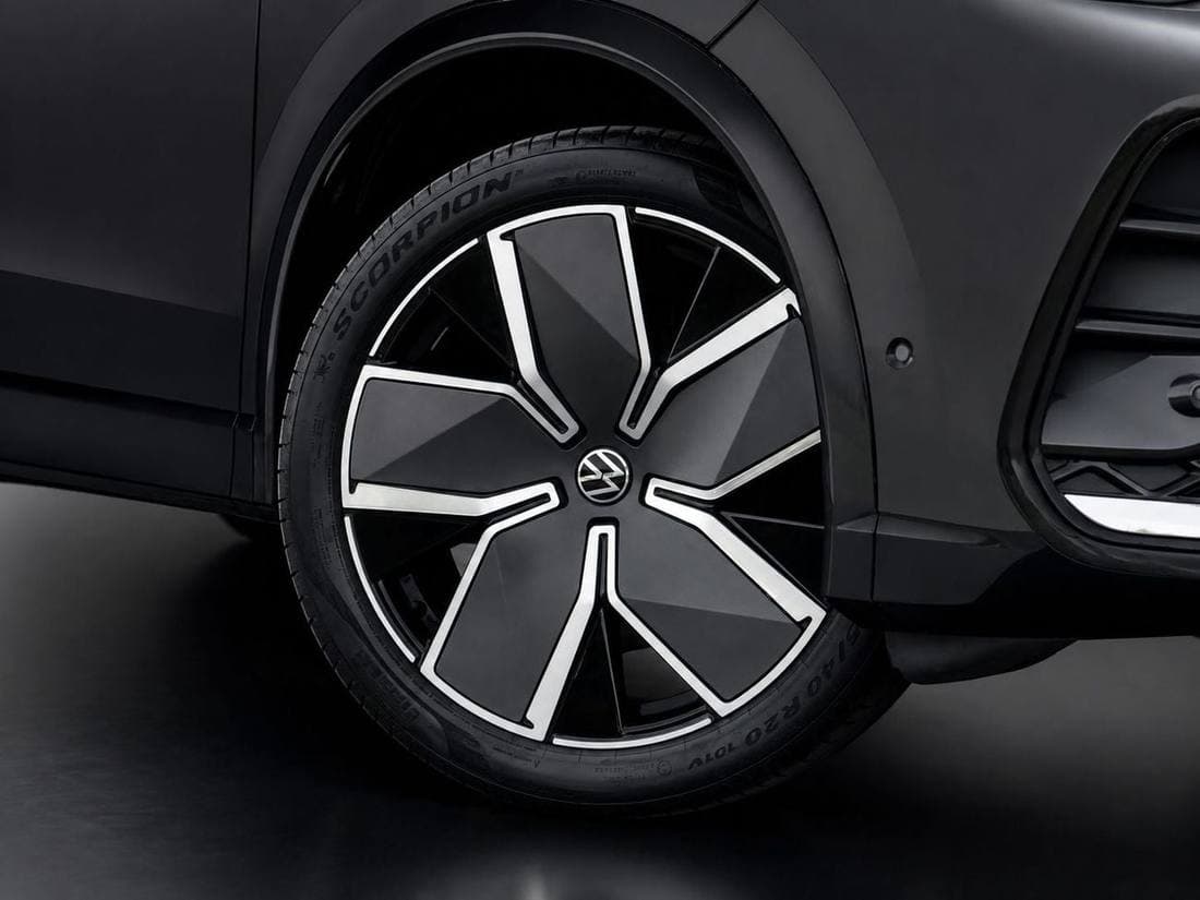 2026 Volkswagen Tiguan R LINE thumbnail 5