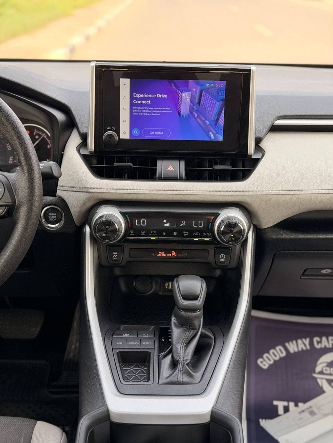 2025 Toyota RAV4 XLE thumbnail 7