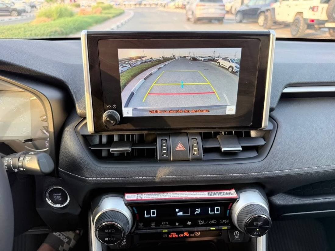 2025 Toyota RAV4 XLE thumbnail 8
