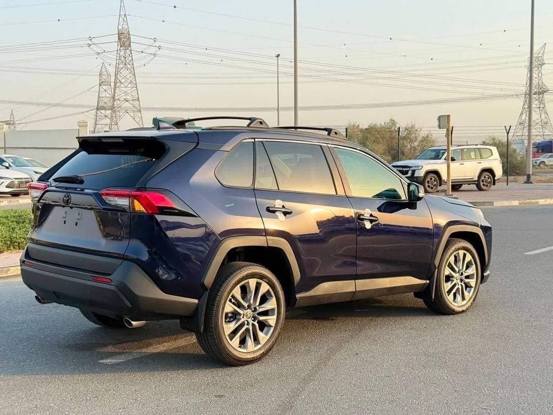 2025 Toyota RAV4 XLE thumbnail 4