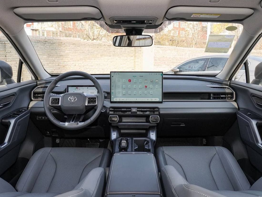 2026 Toyota RAV4 VXR HEV thumbnail 5