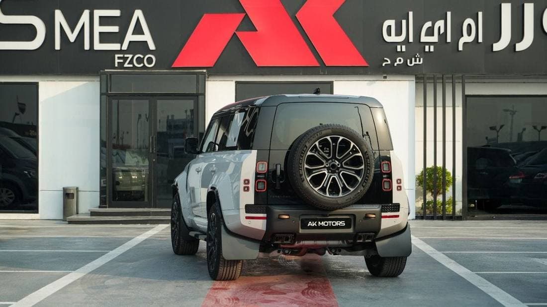 2026 Land Rover Defender OCTA thumbnail 4