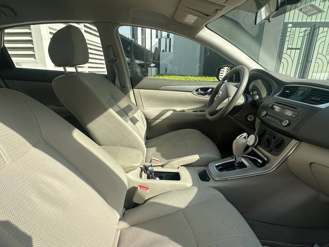 2015 Nissan Sentra S thumbnail 6