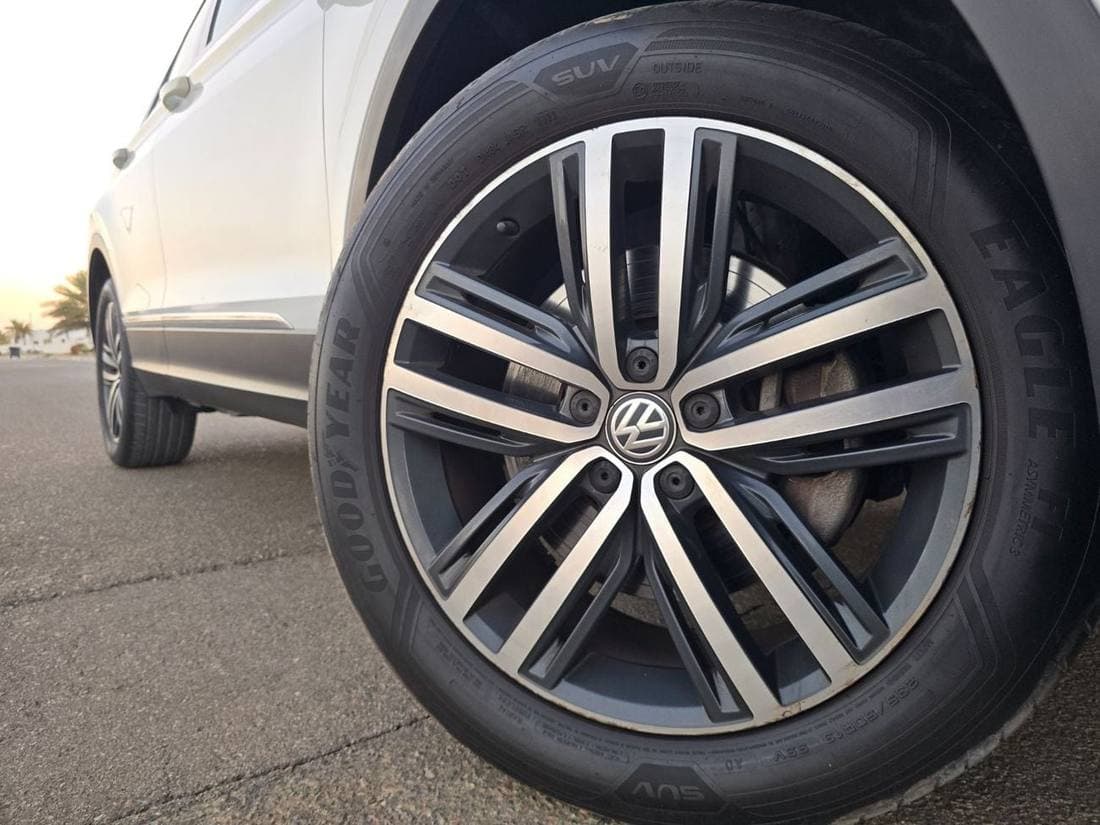 2018 Volkswagen Tiguan SEL thumbnail 5