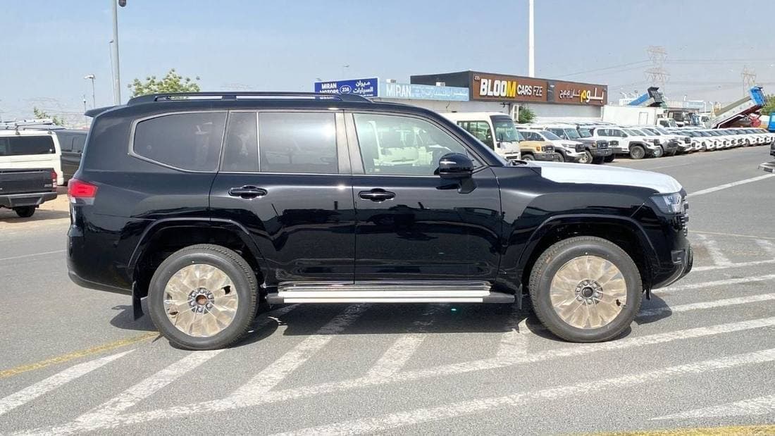2025 Toyota Land Cruiser GXR thumbnail 3