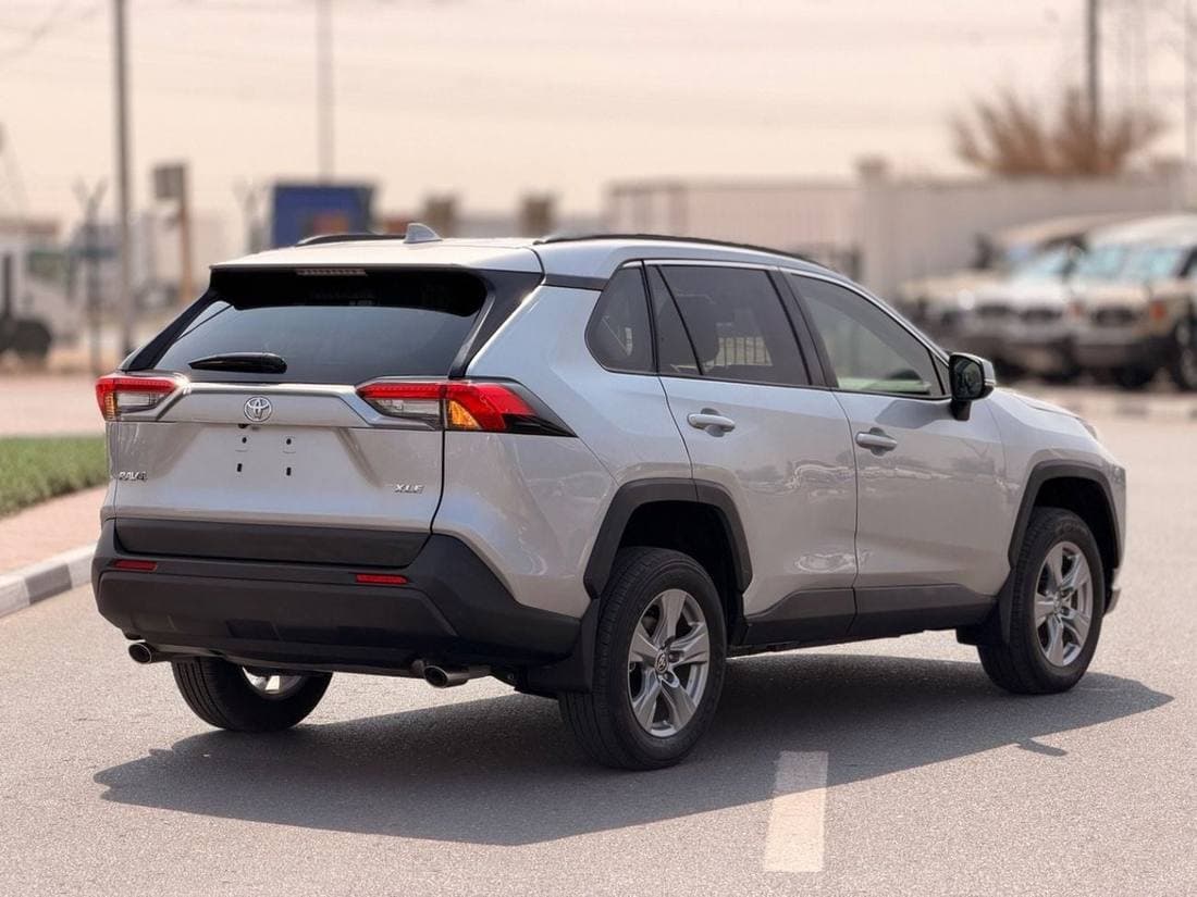 2025 Toyota RAV4 XLE thumbnail 3