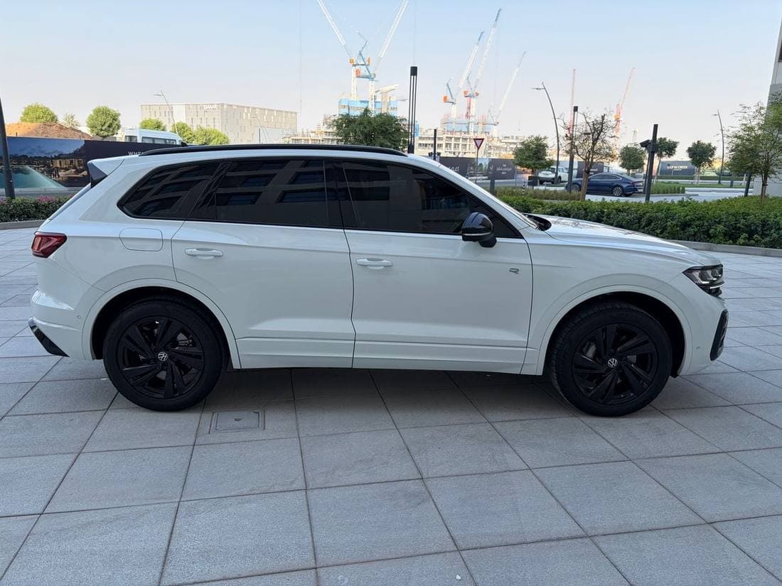 2025 Volkswagen Touareg R LINE thumbnail 3