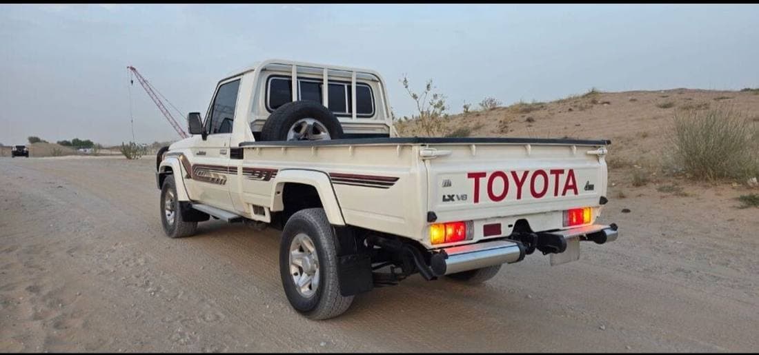 2017 Toyota Land Cruiser Pick Up thumbnail 2