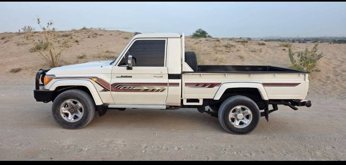2017 Toyota Land Cruiser Pick Up thumbnail 3