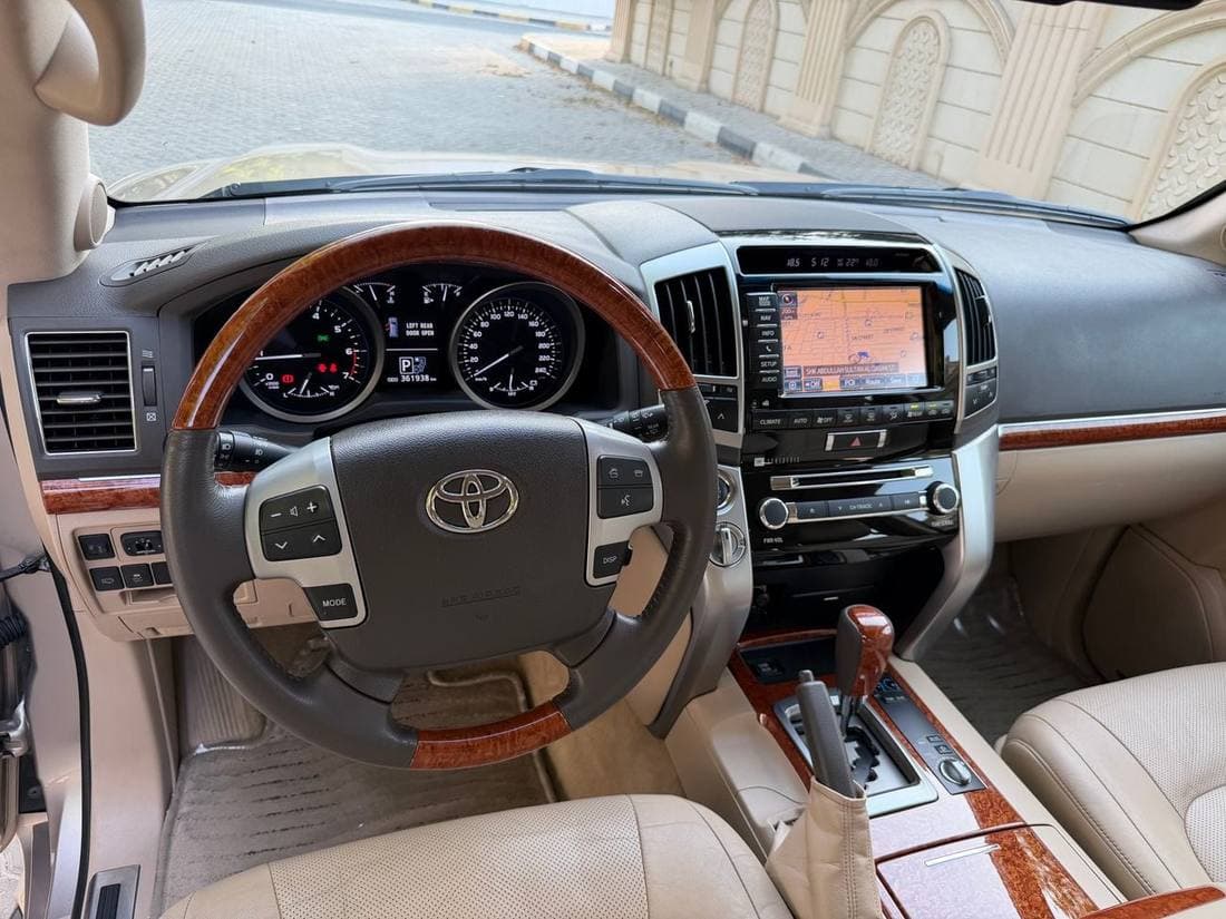 2012 Toyota Land Cruiser VXR thumbnail 6