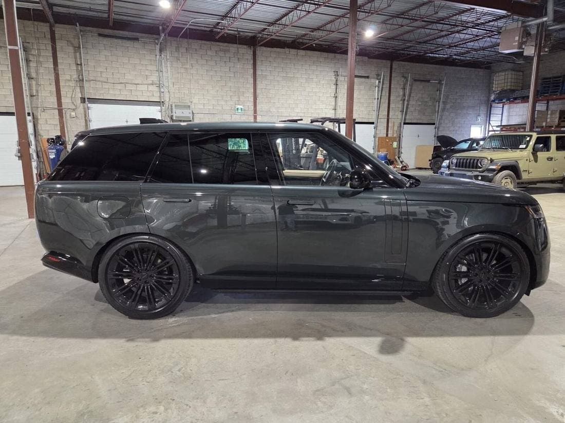 2026 Land Rover Range Rover SE thumbnail 4
