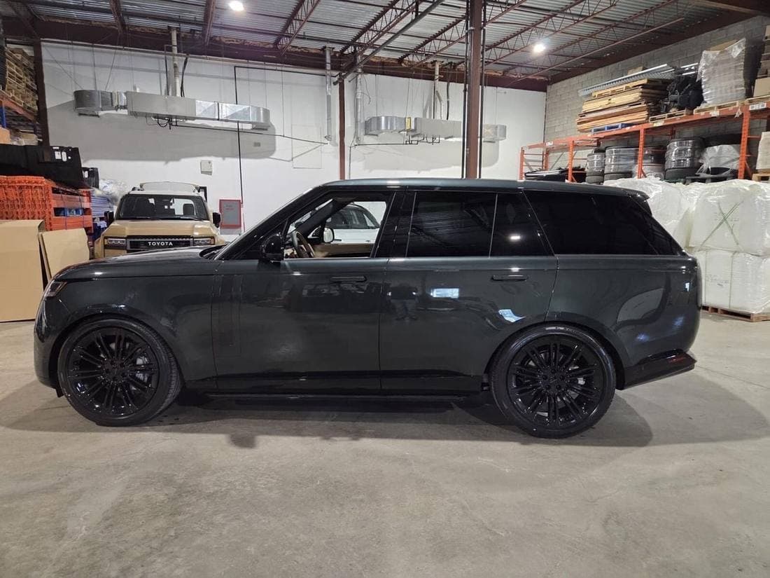 2026 Land Rover Range Rover SE thumbnail 5