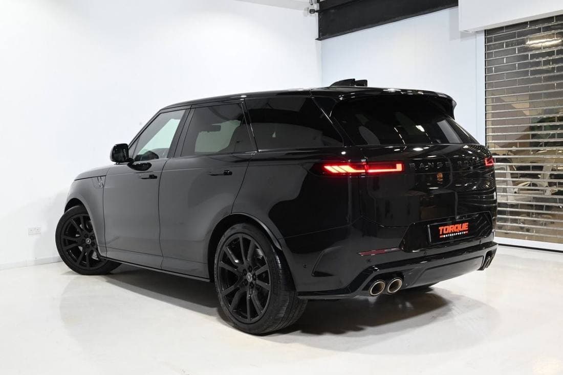 2025 Land Rover Range Rover SV thumbnail 6