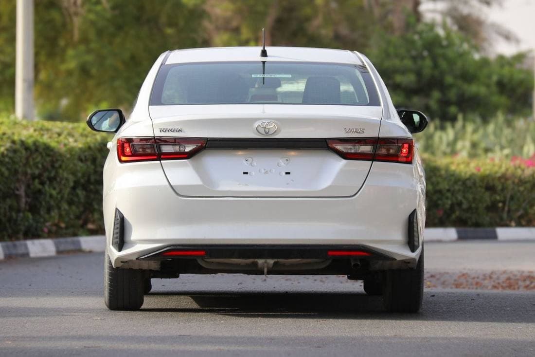 2024 Toyota Yaris E thumbnail 4