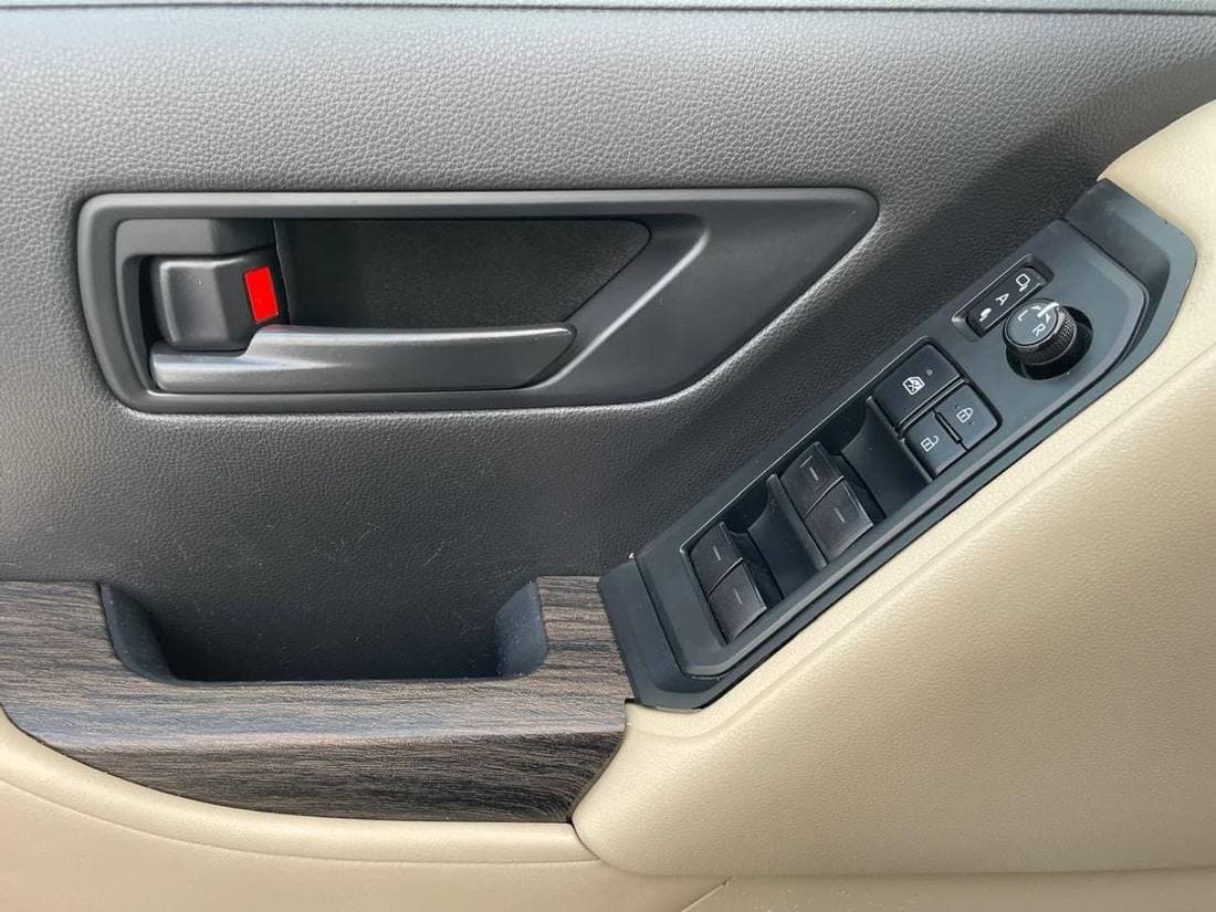 2025 Toyota Land Cruiser GXR thumbnail 8