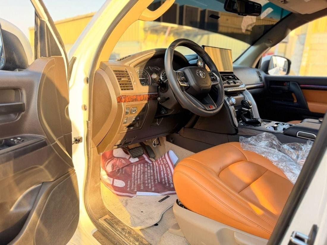2017 Toyota Land Cruiser GXR thumbnail 6