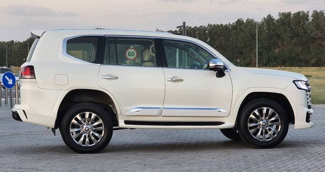 2018 Toyota Land Cruiser GXR thumbnail 6