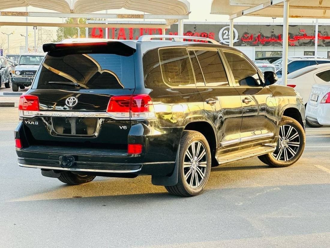 2018 Toyota Land Cruiser VXR thumbnail 3