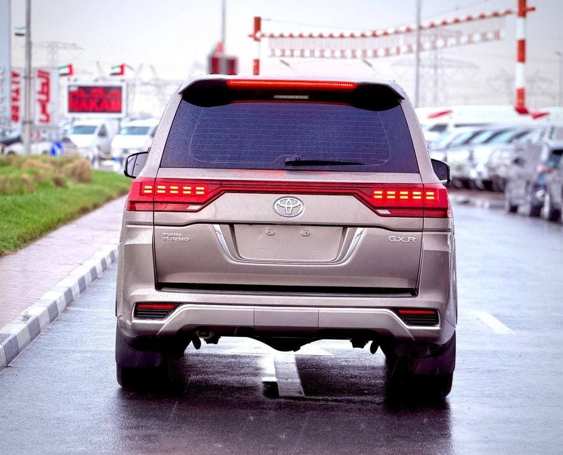 2017 Toyota Land Cruiser thumbnail 6