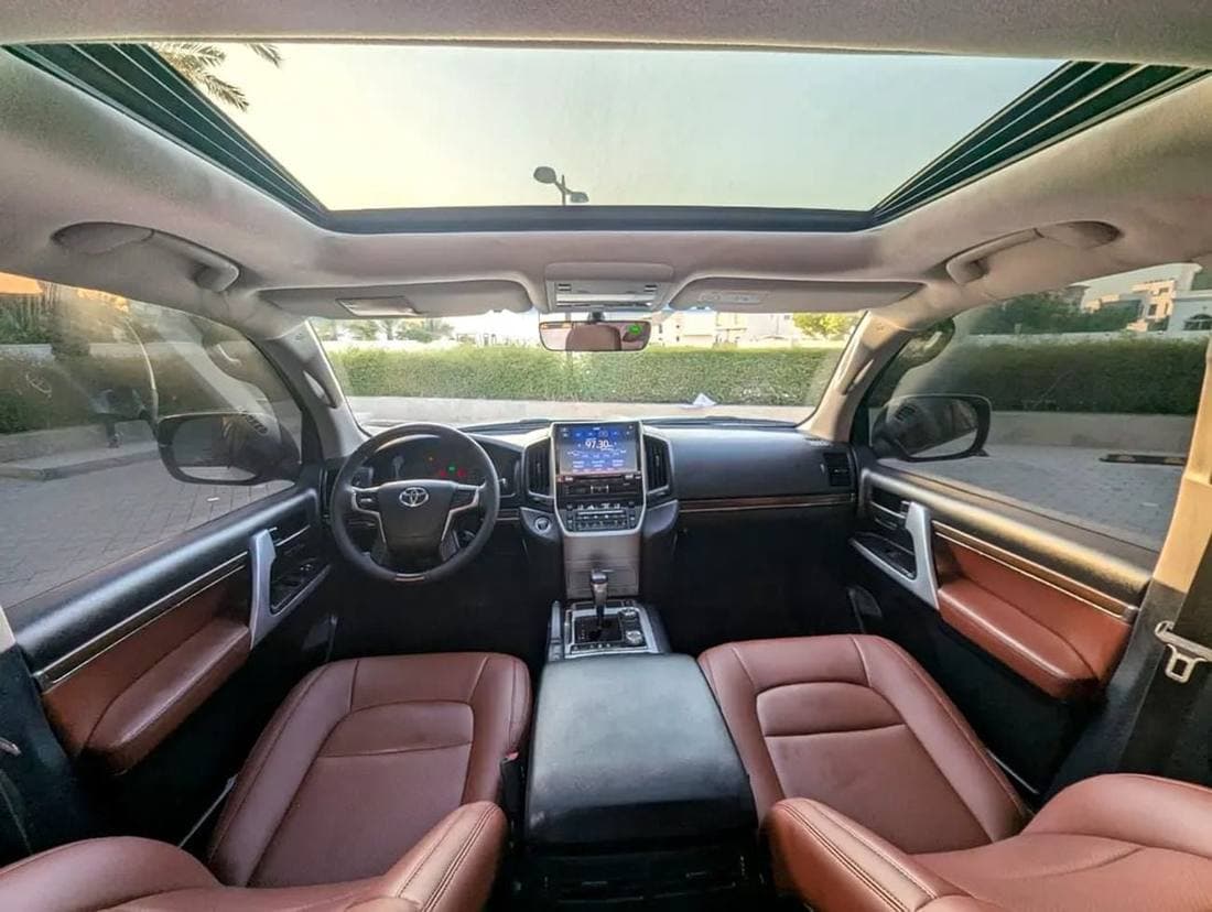 2018 Toyota Land Cruiser GXR thumbnail 3