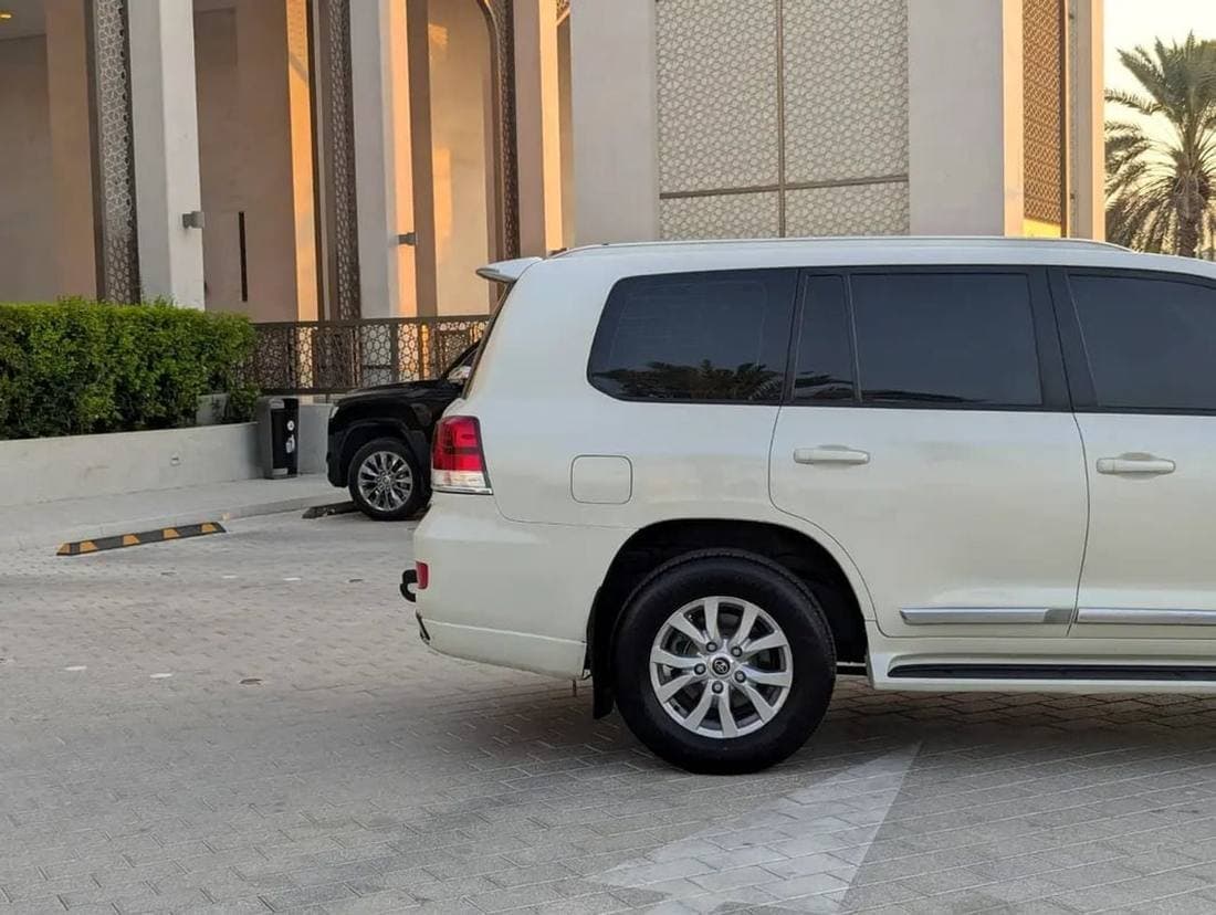 2018 Toyota Land Cruiser GXR thumbnail 7