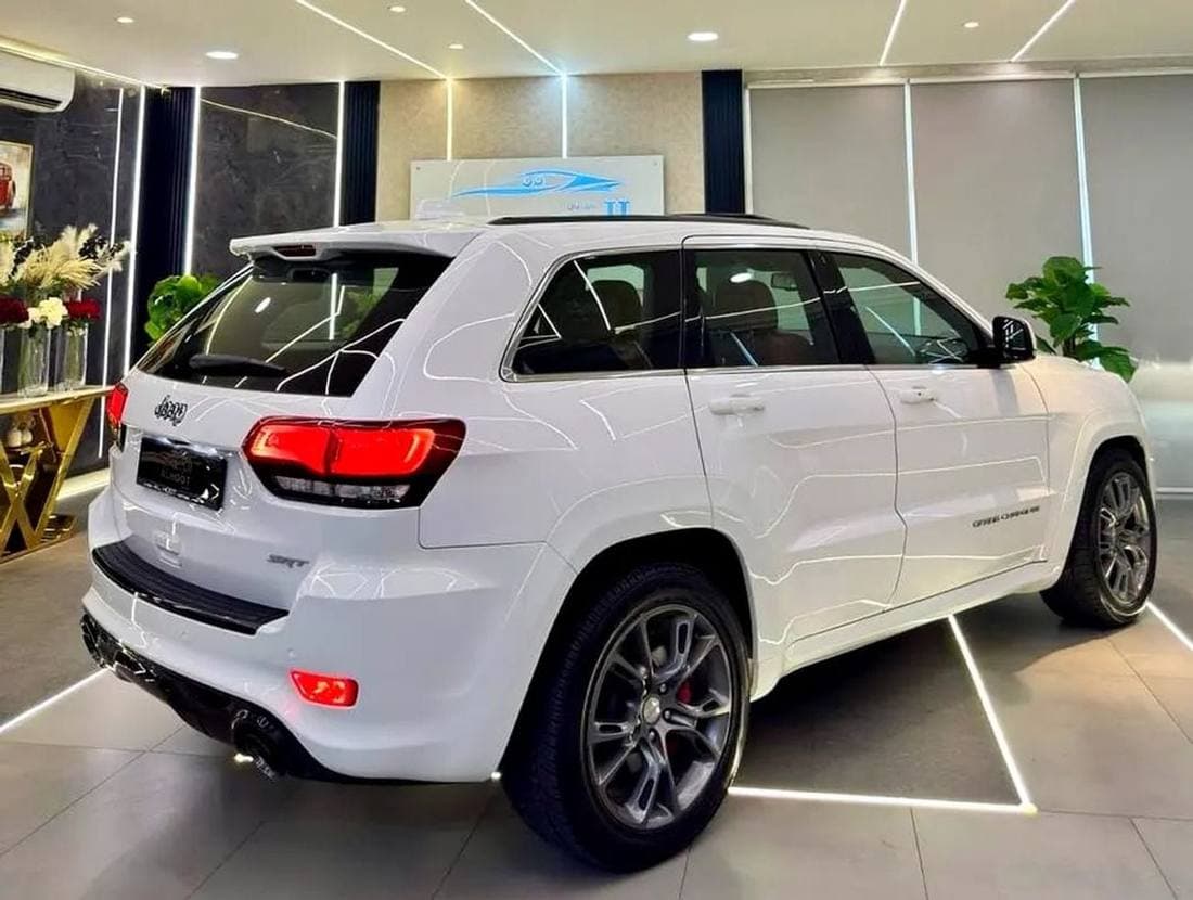 2016 Jeep Grand Cherokee SRT thumbnail 3