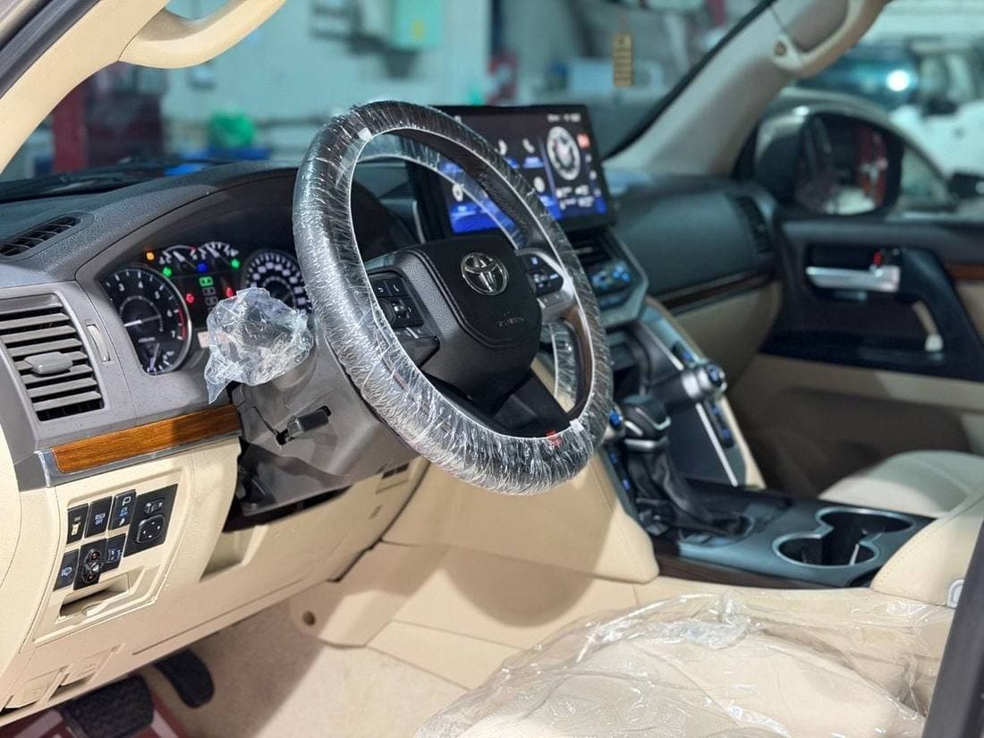 2018 Toyota Land Cruiser GXR thumbnail 5