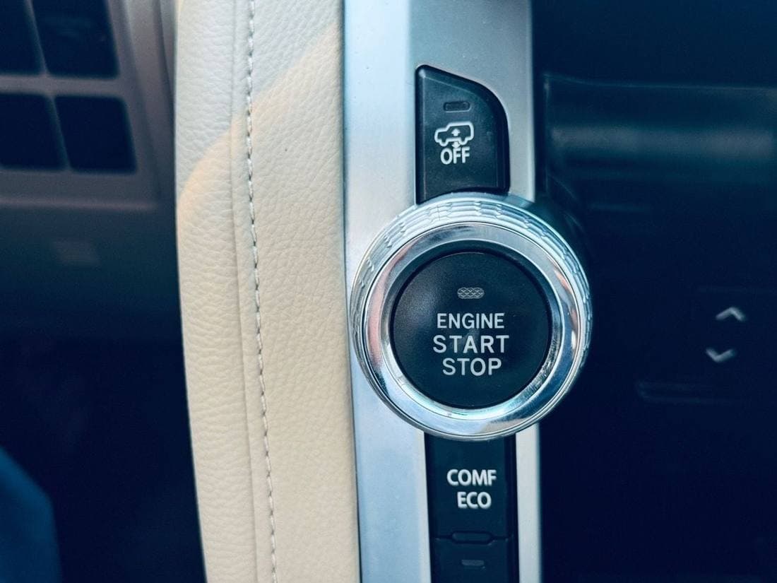 2017 Toyota Land Cruiser GXR thumbnail 8