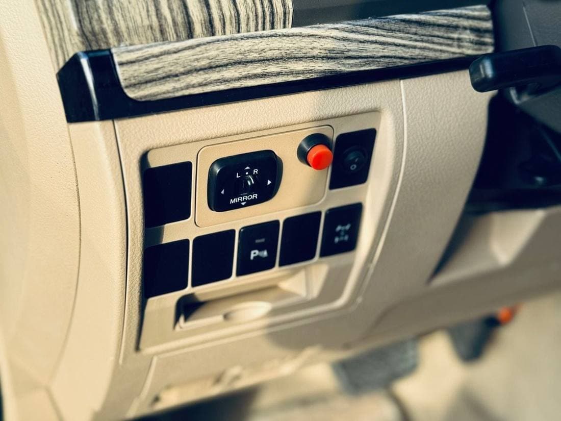 2017 Toyota Land Cruiser GXR thumbnail 7