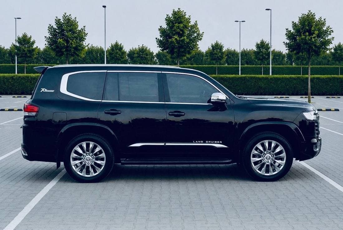 2017 Toyota Land Cruiser GXR thumbnail 4