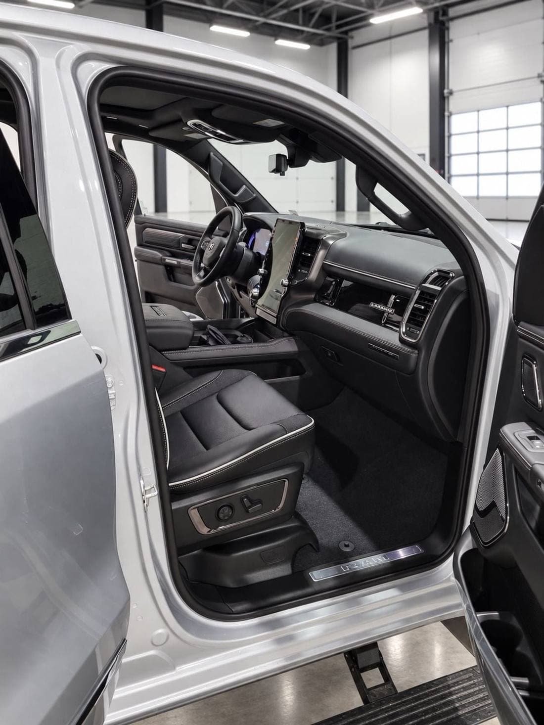 2026 RAM 1500 LIMITED thumbnail 5