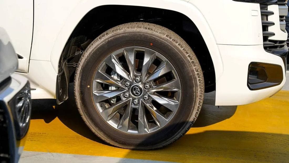 2026 Toyota Land Cruiser VXR thumbnail 4