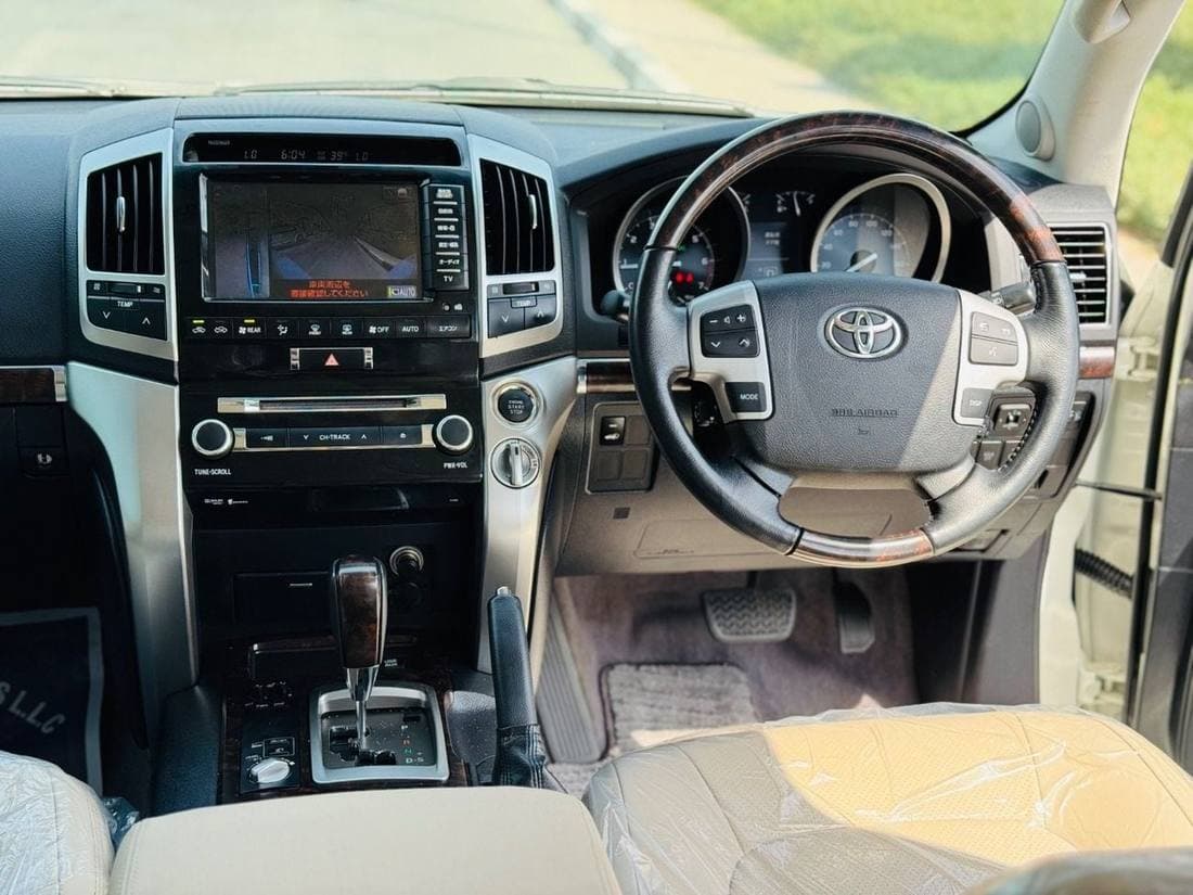 2013 Toyota Land Cruiser VXR thumbnail 8