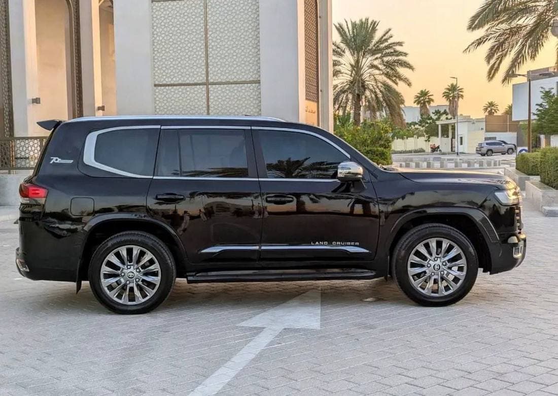 2017 Toyota Land Cruiser GXR thumbnail 3