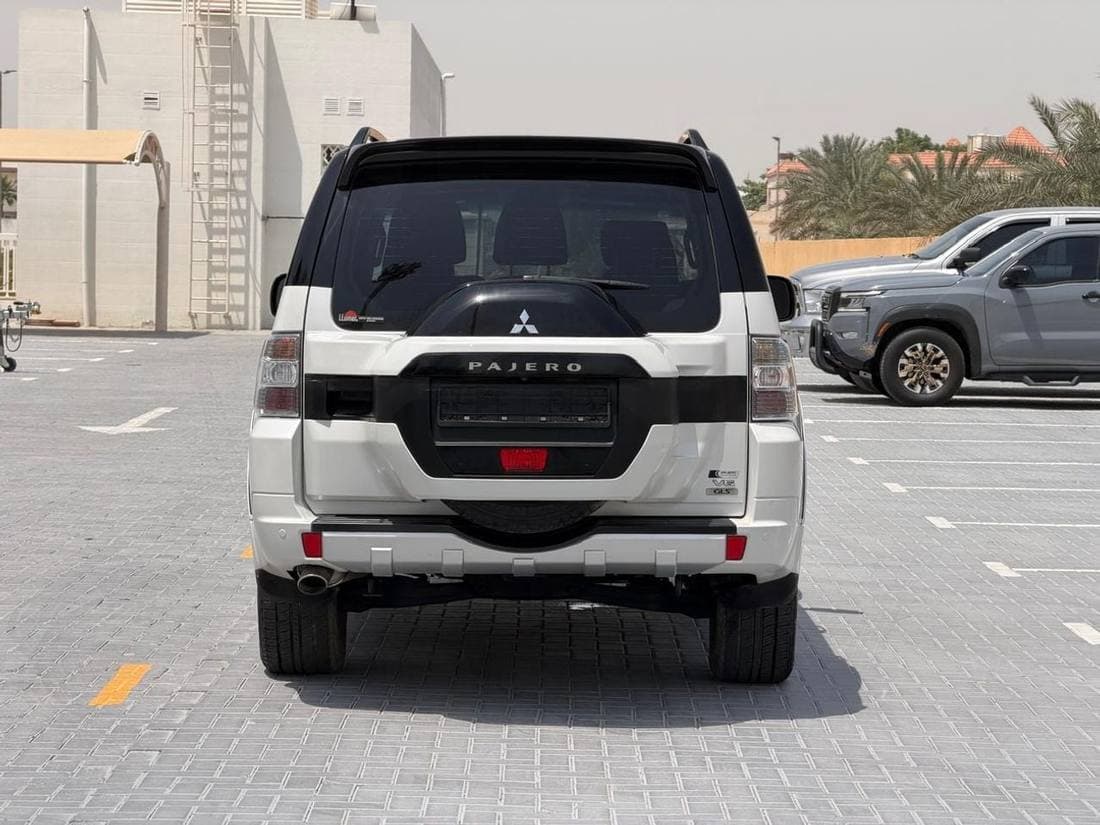 2017 Mitsubishi Pajero thumbnail 3