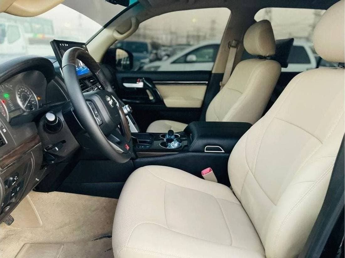 2017 Toyota Land Cruiser GXR thumbnail 8