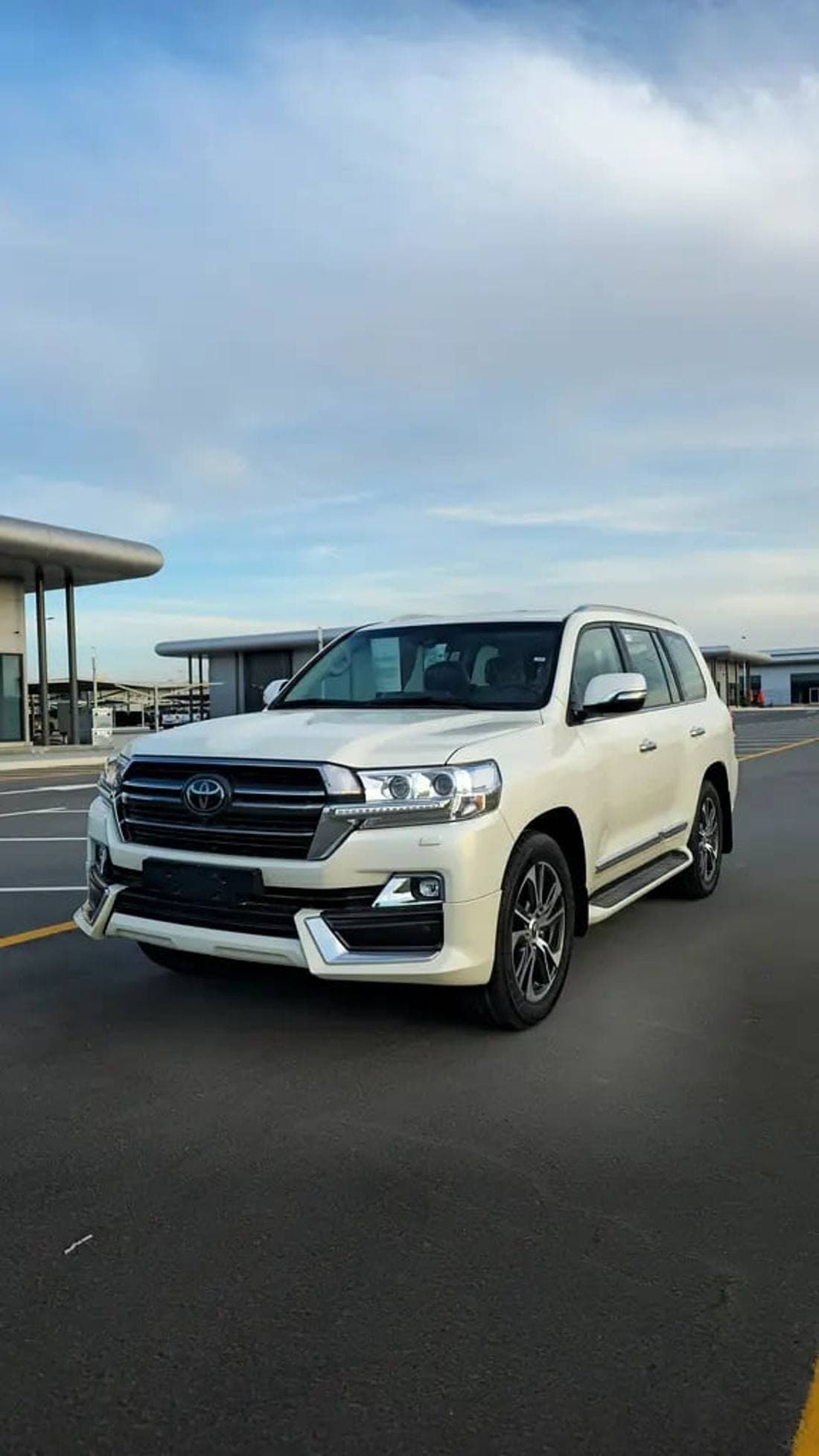 2020 Toyota Land Cruiser VXR thumbnail 3