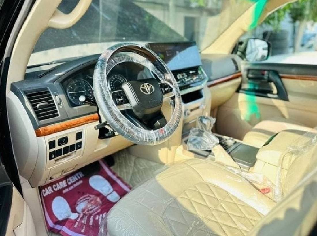 2015 Toyota Land Cruiser GXR thumbnail 3