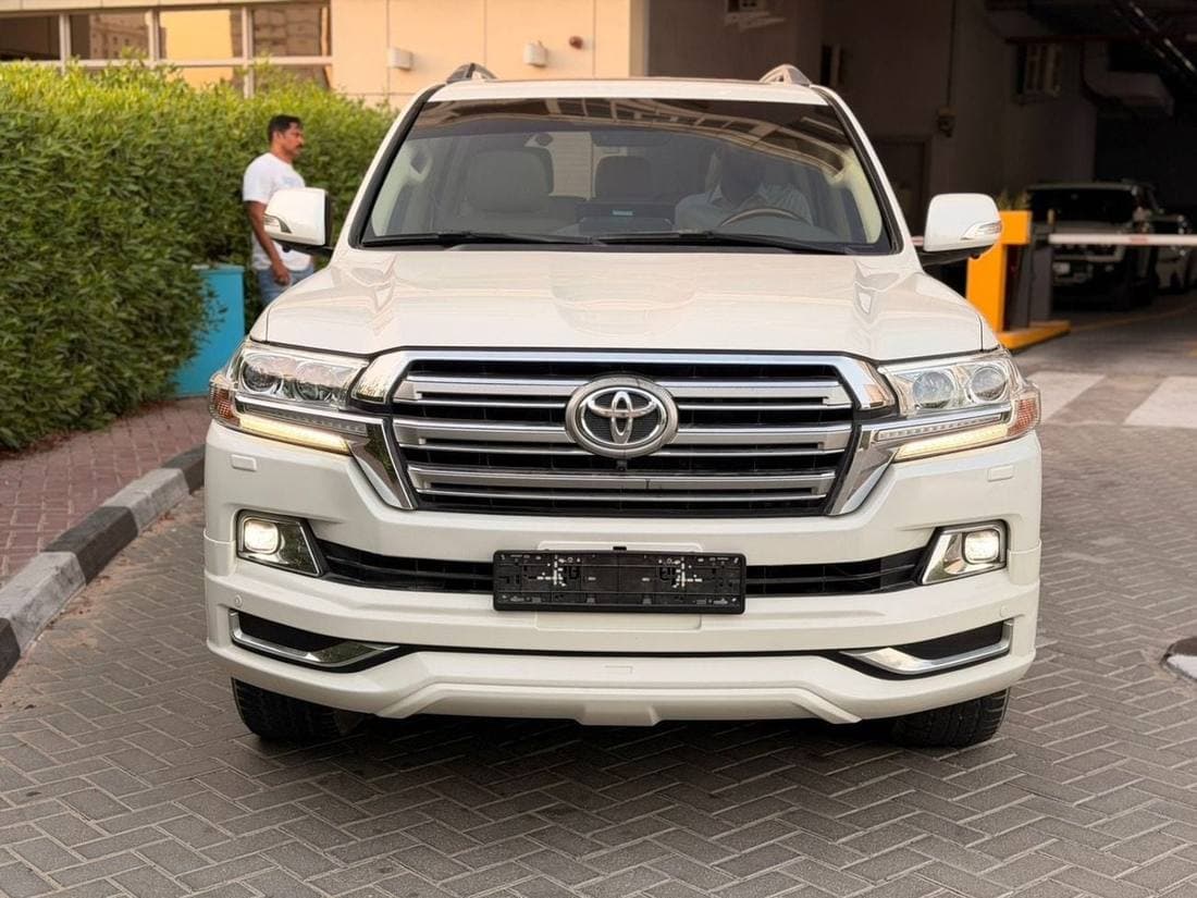 2016 Toyota Land Cruiser GXR thumbnail 2