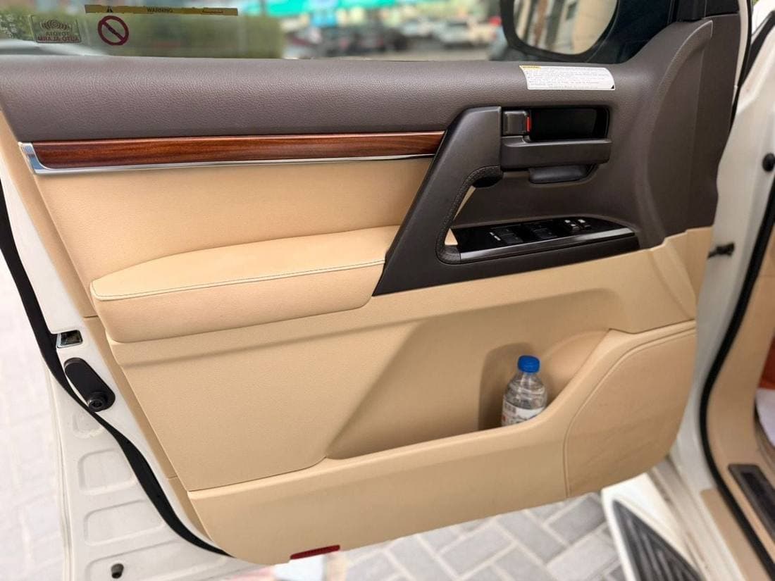 2016 Toyota Land Cruiser GXR thumbnail 6
