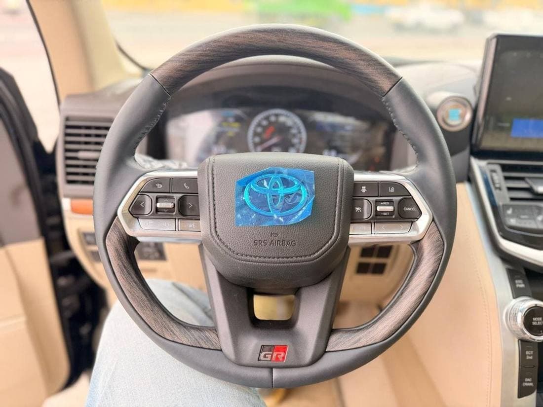 2017 Toyota Land Cruiser GXR thumbnail 8