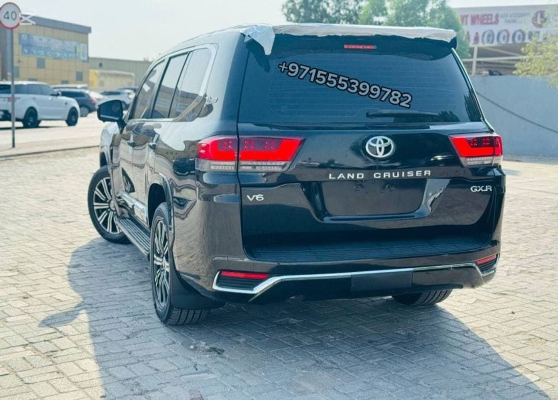 2016 Toyota Land Cruiser GXR thumbnail 3