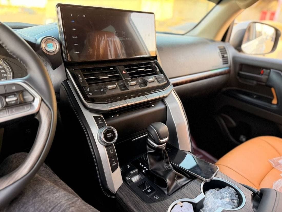 2017 Toyota Land Cruiser GXR thumbnail 8